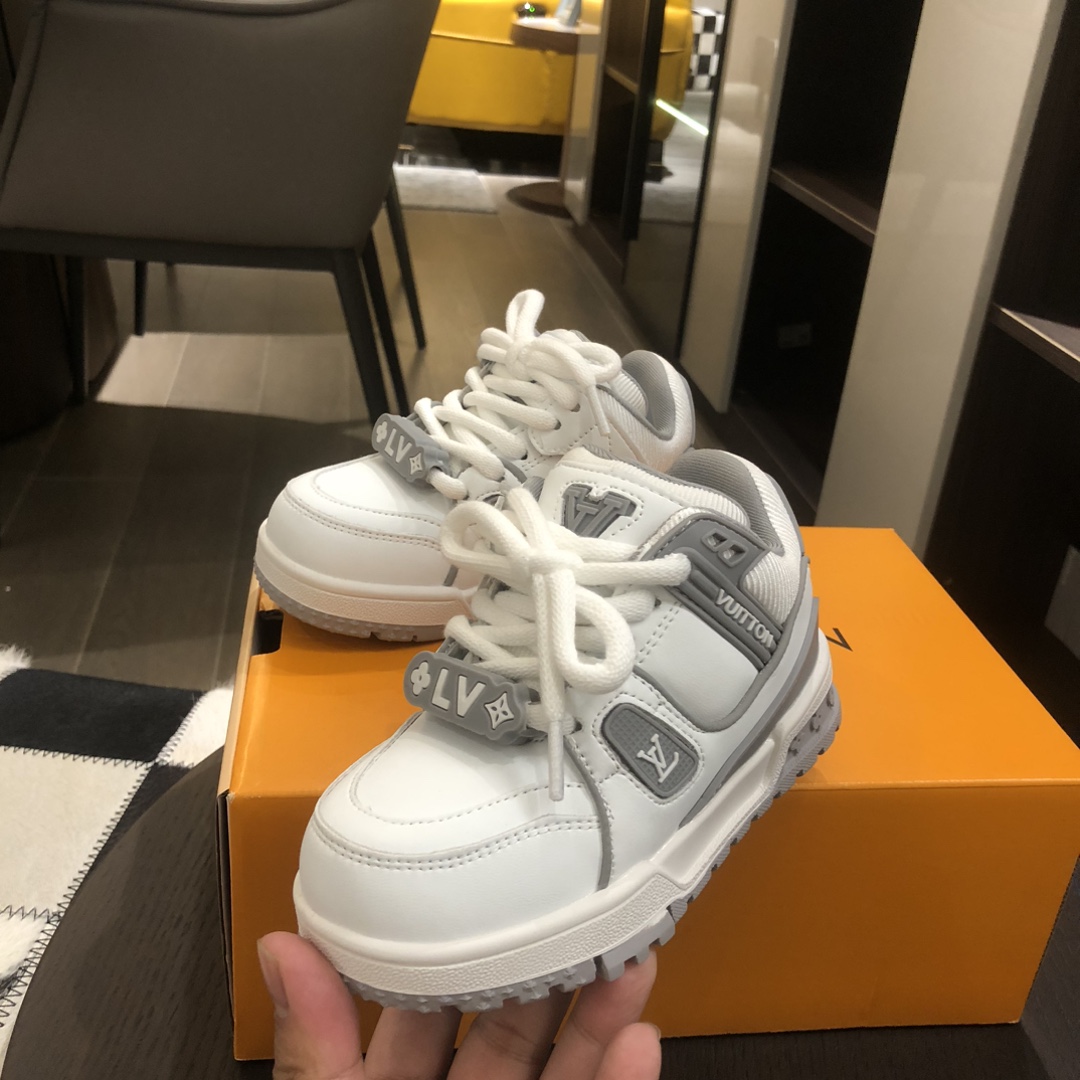 Children's shoes child